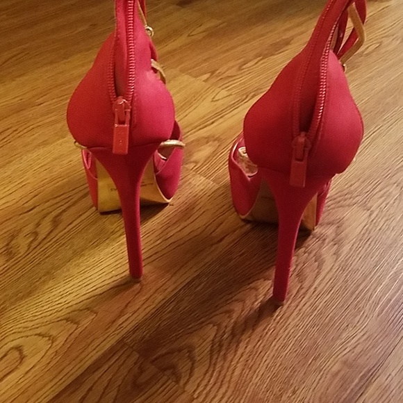 Red and gold high heel shoes - Picture 4 of 4